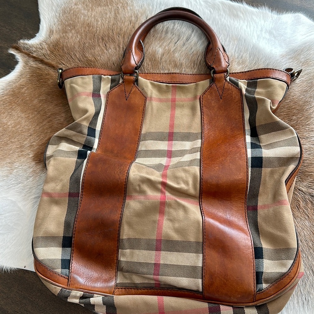 Signature Burberry large tote with long strap